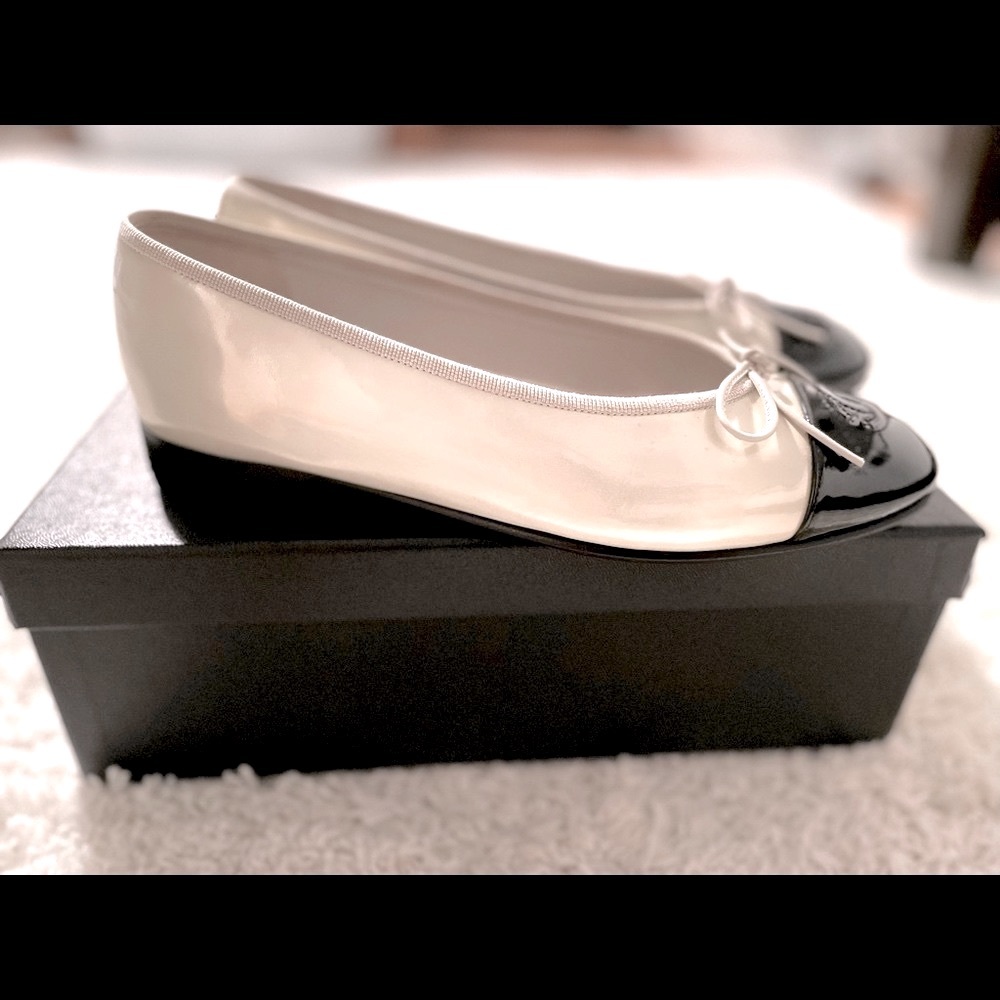 NOT FOR SALE ❌ CHANEL Patent leather white/black CC ballet flats Size 37.5